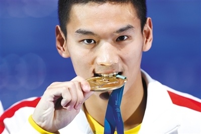 泳坛名将徐嘉余亚运会夺5金却因与王冰冰恋情遭网暴