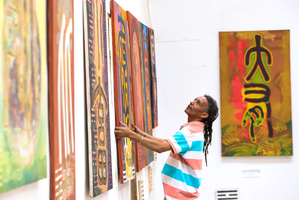 达维特在摆放自己的作品.