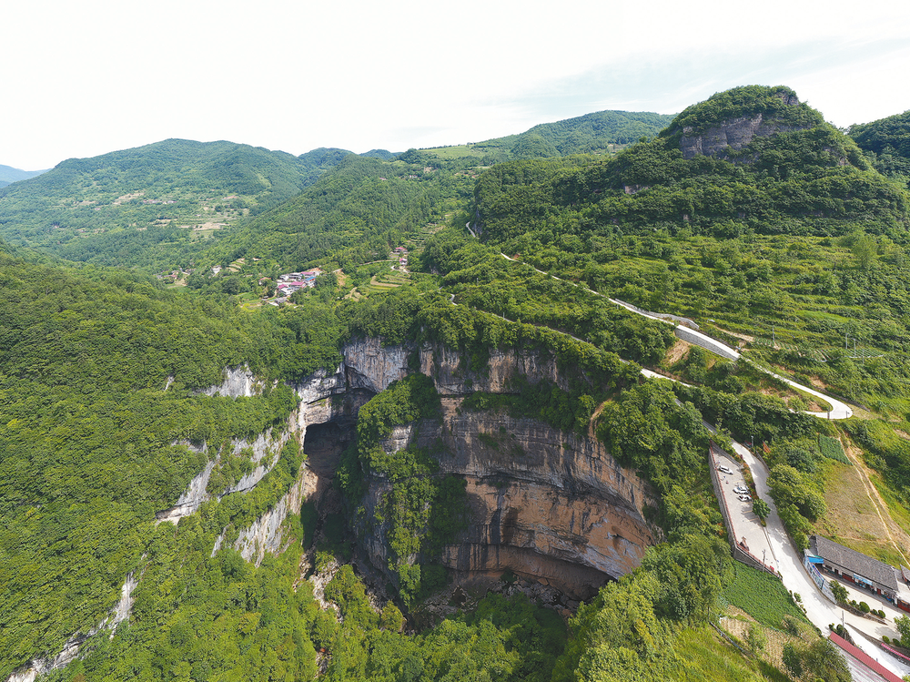 小岩湾天坑图片