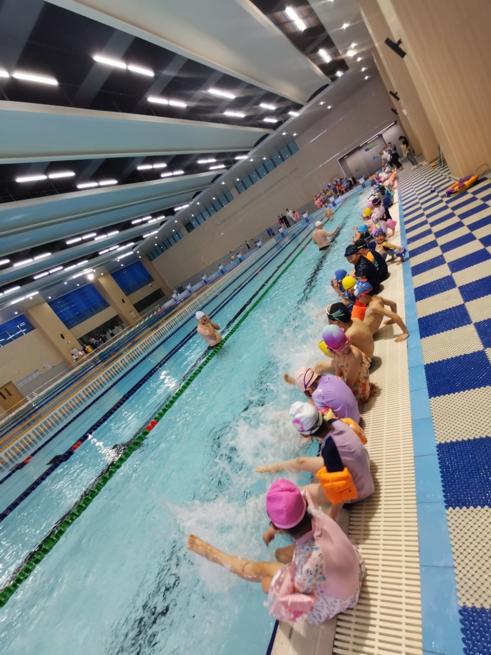 合肥路小学,张村河小学,姜哥庄小学等在内的9所学校游泳馆,全区面向四