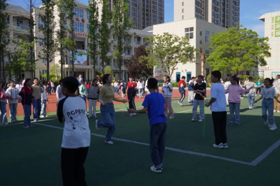 挑战校长!睢宁这所小学的学生胆儿不小