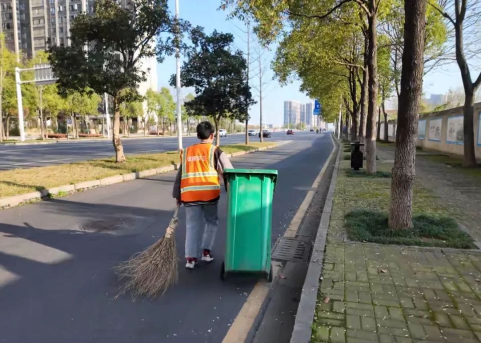 "帮妈妈扫大街,一点儿不丢人!