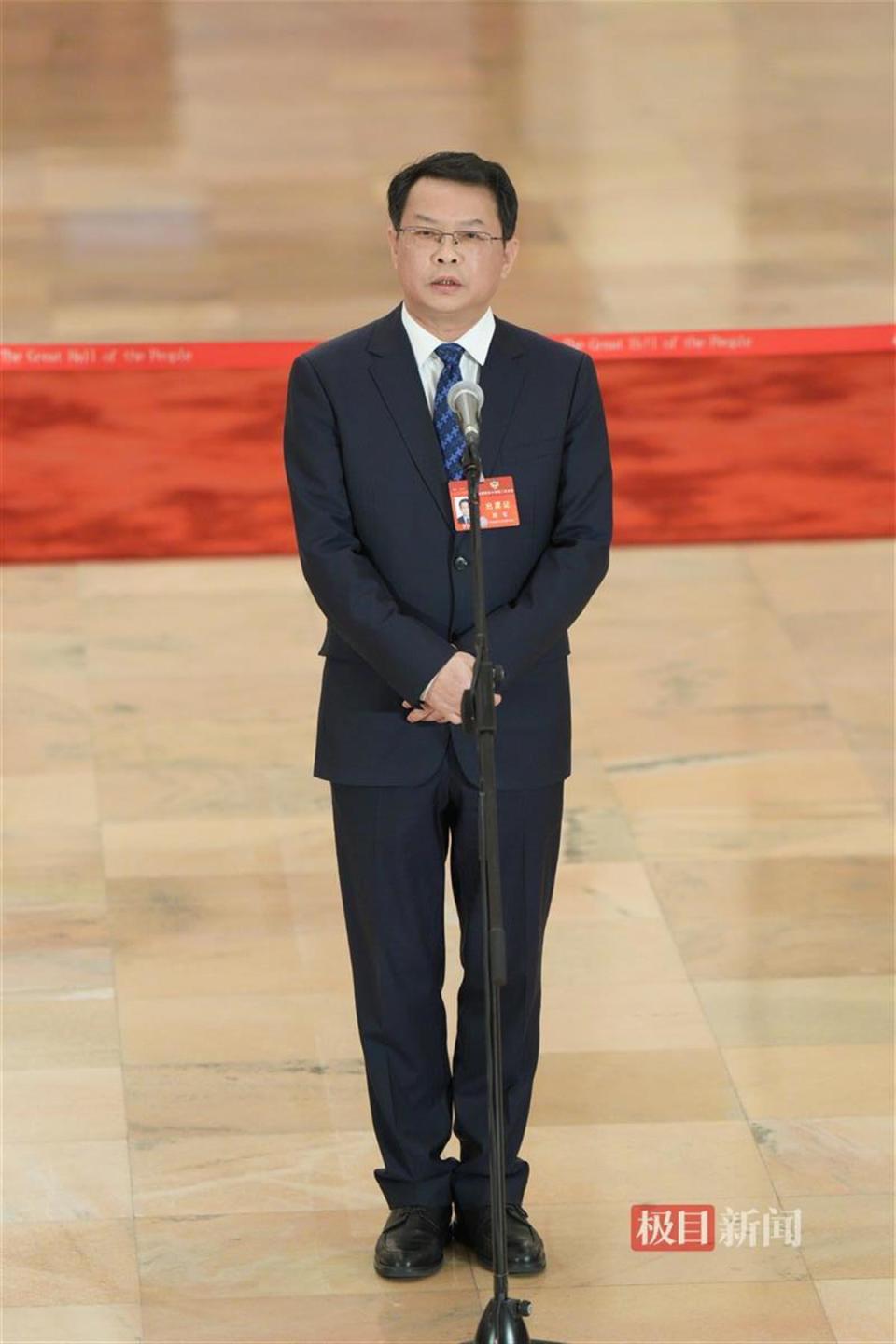 委员通道上住鄂全国政协委员郑军点赞荆楚好老师