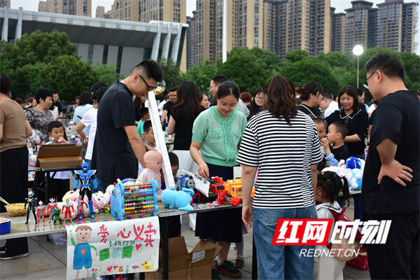 菲米力幼稚园爱心义卖迎"六一" 为患尿毒症孩子筹善款