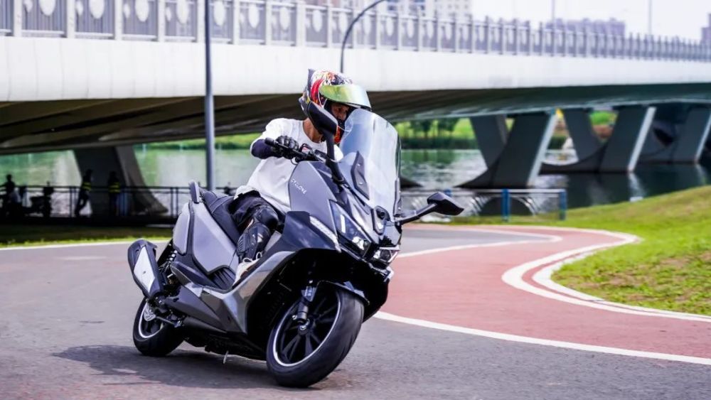大踏板中的移动大沙发——赛科龙rt3旅行版实测,太适合跑长途了_腾讯
