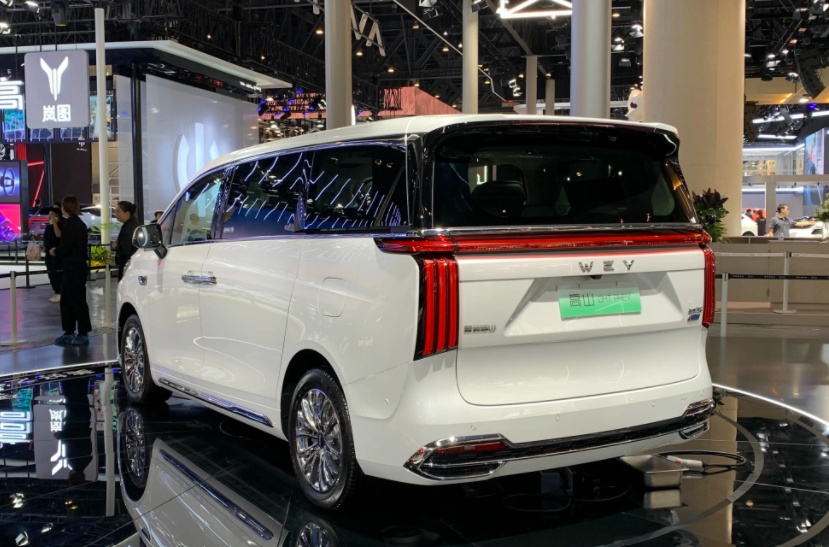 同时,车尾也将采用隐藏式的排气布局,再加上经过镀铬饰条修饰的后包围