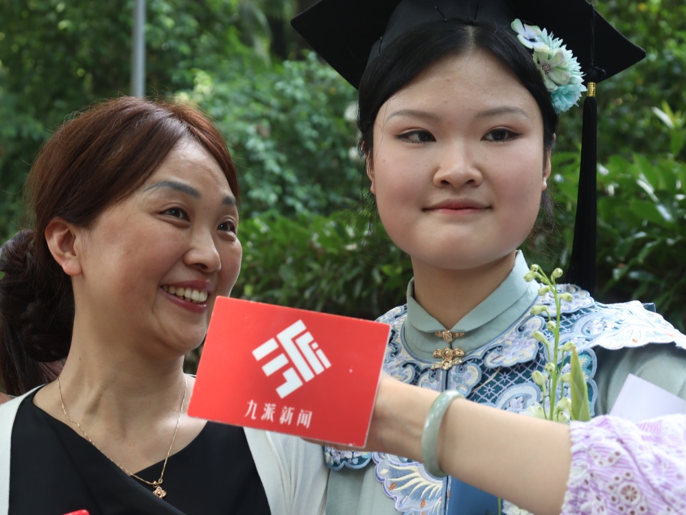 毕业典礼父母穿儿子学士服圆梦_学士服毕业礼服_毕业典礼学士服是学校发吗