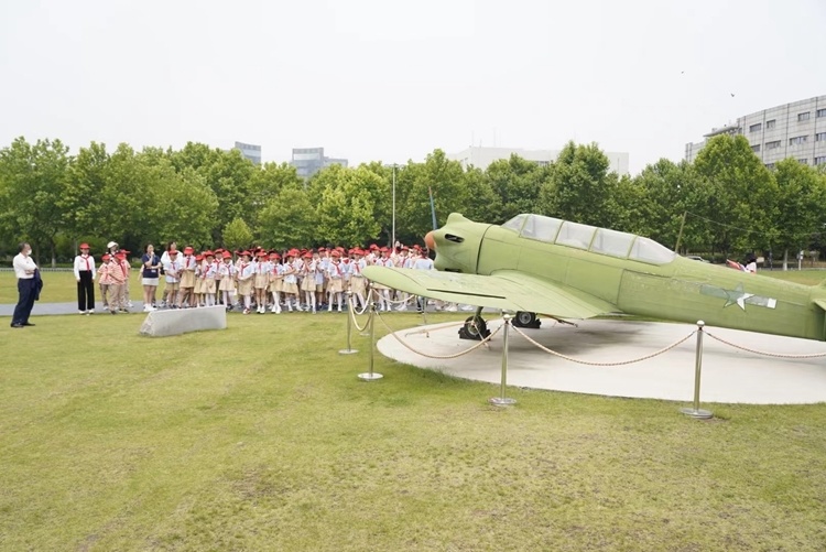 寻访团在南京航空航天大学将军路校区御风园参观江苏省优秀少先队辅导