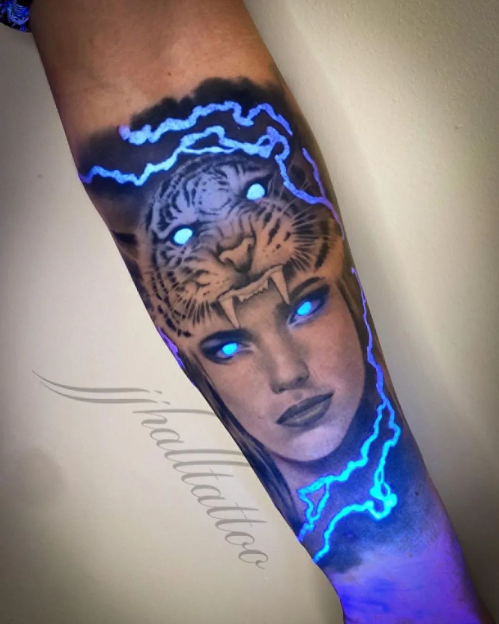 纹身还能这么酷白天平平无奇晚上闪瞎眼睛