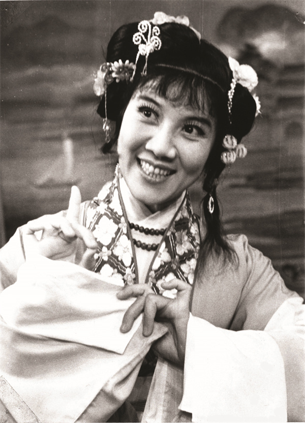 袁雪芬成了吕瑞英艺术上的引领者,留心关注她,悉心栽培她,也细致指点