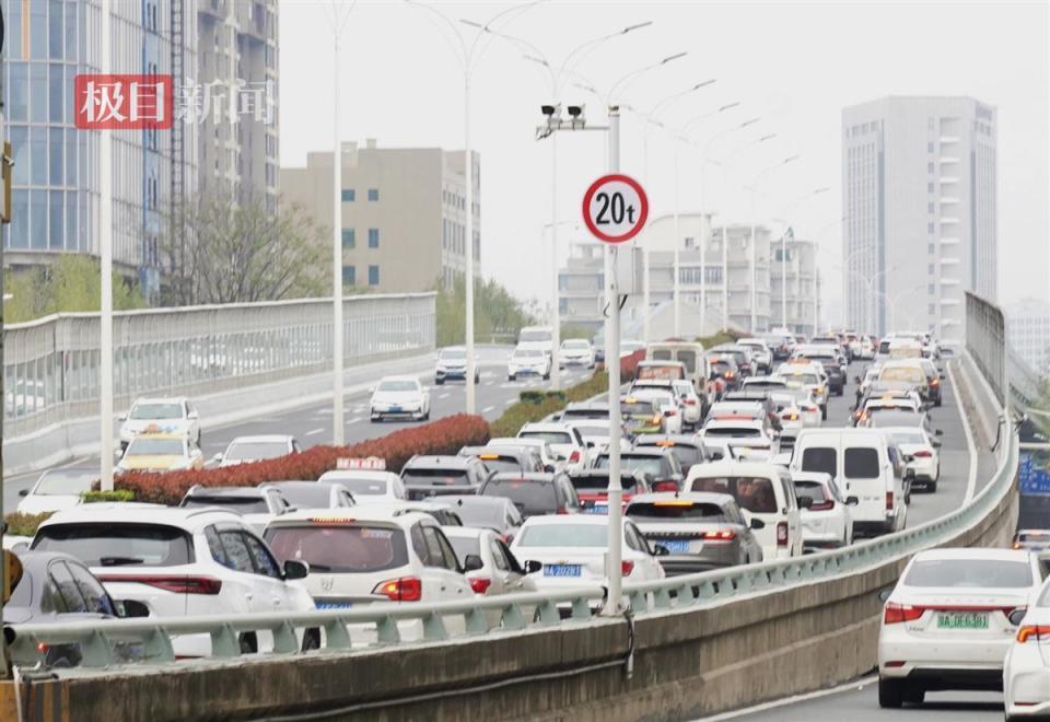 晚高峰叠加出城车流,江城部分路段出现拥堵_腾讯新闻
