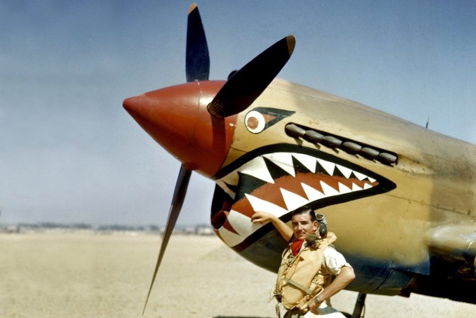 p-40战鹰可能最为人所知的是有鲨鱼牙齿图案的飞机,而最早采用这一