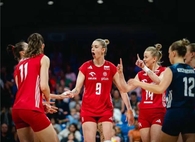 波兰女排崛起!三边攻实力均衡,二传快速!拦网出色,主教练靠谱