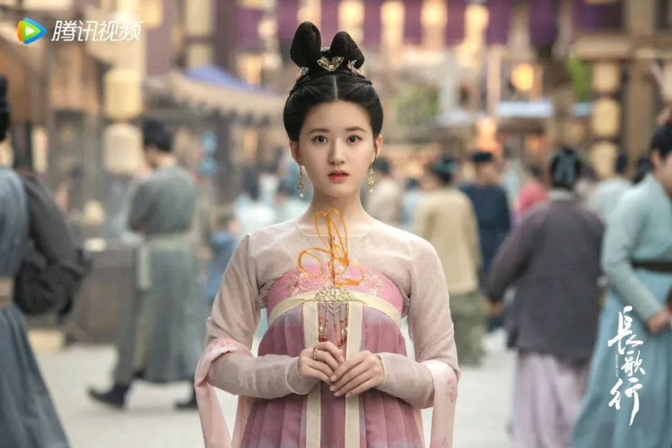 迪丽热巴饰演的李长歌从潇洒肆意的永宁郡主,变成颠沛