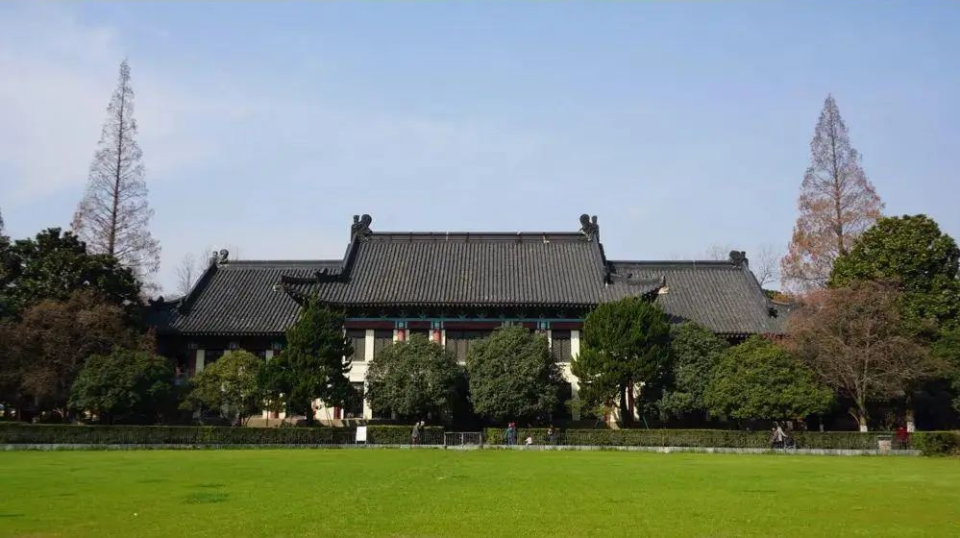 上图:金陵女子大学建筑社交与体育楼(现100号楼)立面图,下图:100号