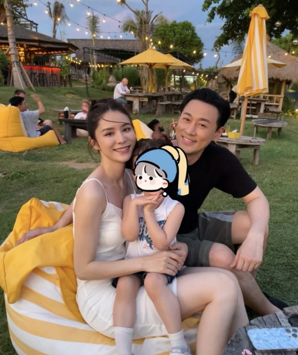 张馨月晒日常穿搭引争议!被网友吐槽:穿出了林峯破产的感觉_腾讯新闻