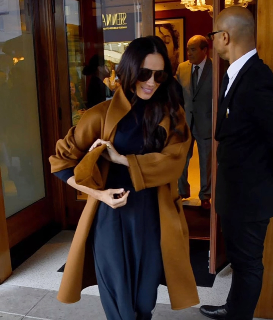 果然梅根是懂穿搭小技巧的,衣品不行靠鞋品,鞋品不行靠搭配,一身"旧衣