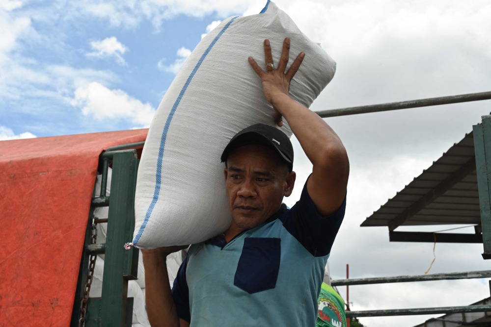 (外代一线)印尼:搬运大米的工人