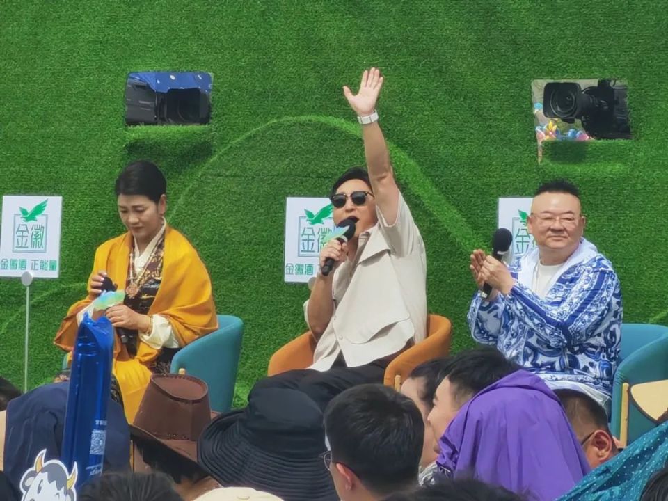 鸿雁"呼斯楞作为飞行嘉宾,金话筒奖主持人肖东坡作为驻场嘉宾现场助阵
