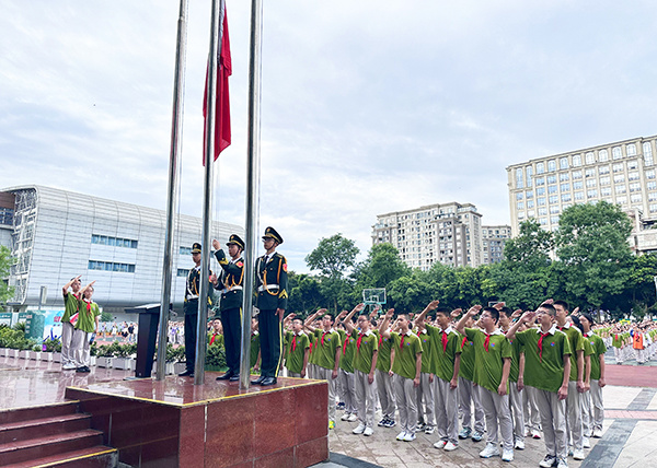 6月11日上午,成都市棕北中学西区实验学校举行了"不负凌云志 扬帆正