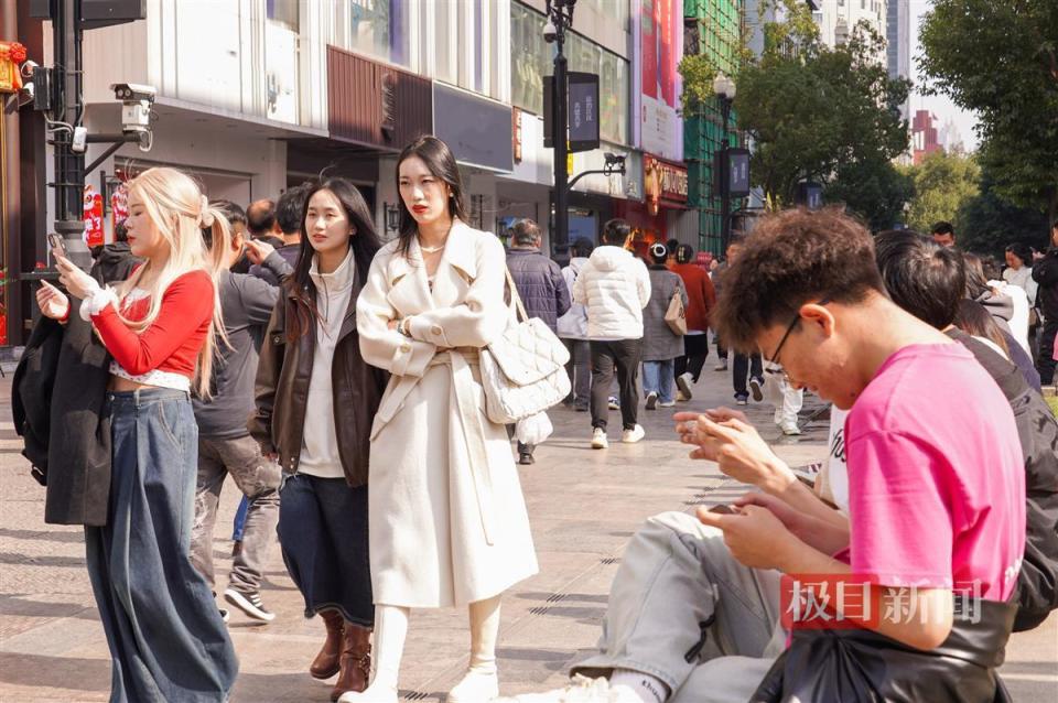 武汉连日晴朗气温攀升,街头行人着装清凉