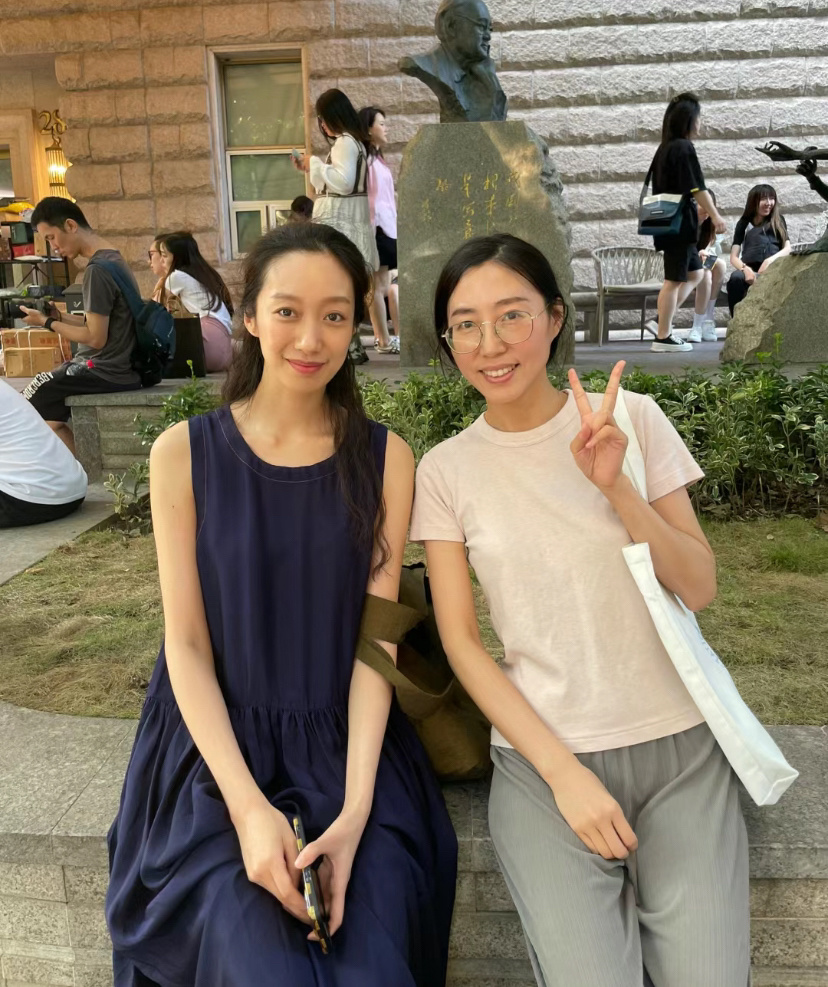 49岁黄觉罕见晒娃,9岁小枣五官清秀像母亲麦子,用左手写字引热议
