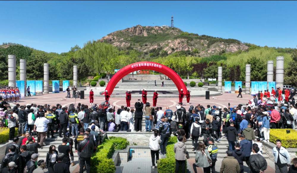 数百台机车经261省道——金山大街——富强路——紫荆路至紫金山公园