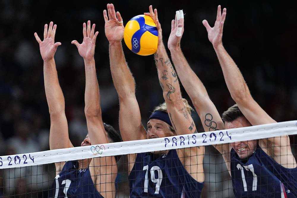 新华社记者 鞠焕宗 摄8月7日,美国队球员霍尔特和埃夫里尔(右)在比赛