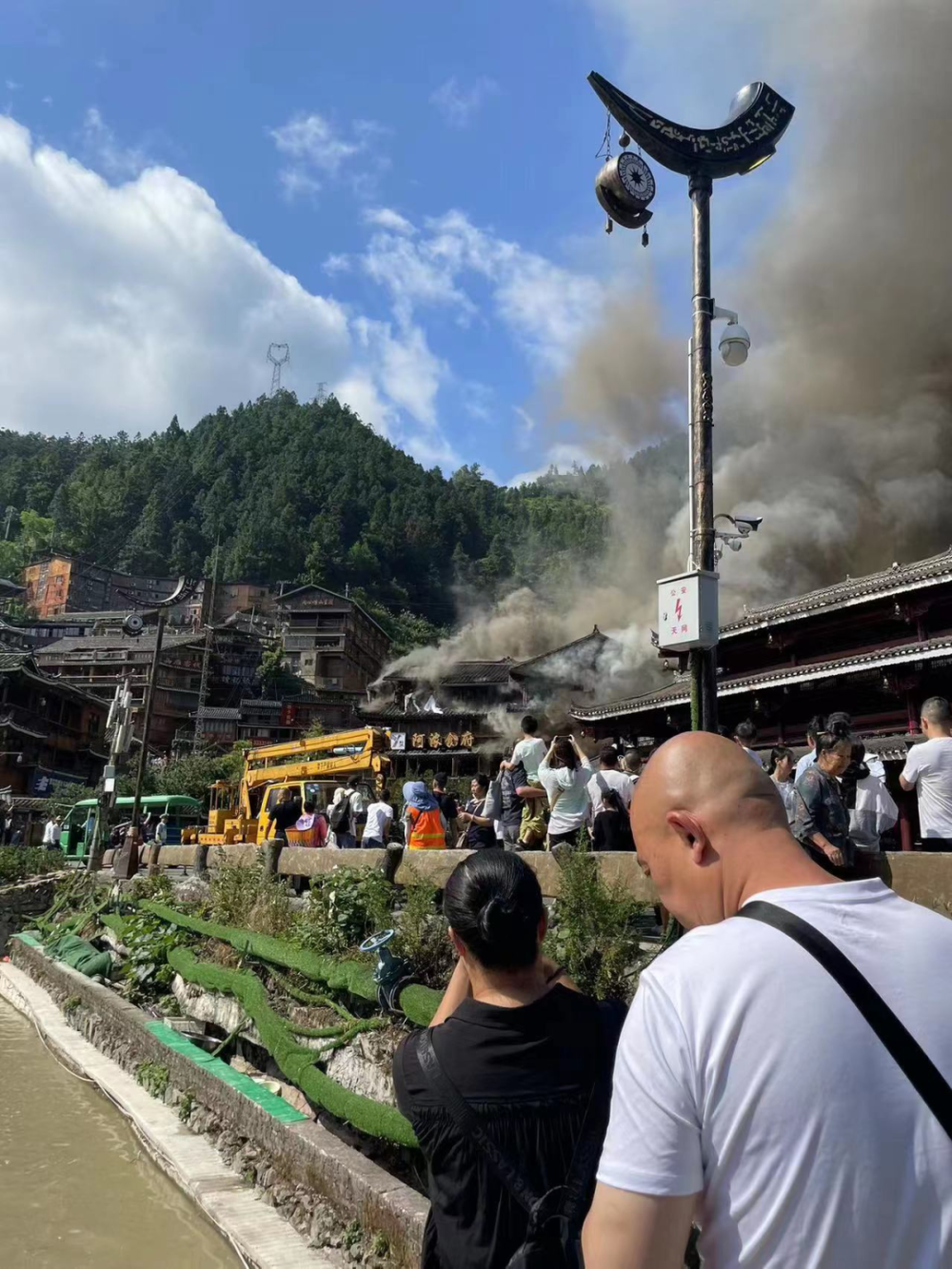 贵州西江千户苗寨景区突发火灾,官方通报:火情已完全扑灭_腾讯新闻