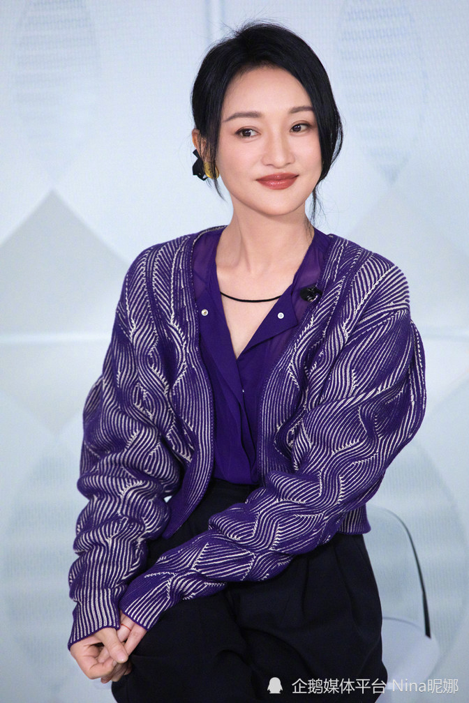 色彩不花哨,带着柔和唯美第一部分:衣品简单却符合年龄,气质周迅直播