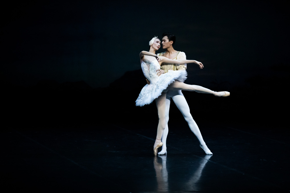 中央芭蕾舞团演员在香港文化中心大剧院表演古典芭蕾舞剧《天鹅湖》