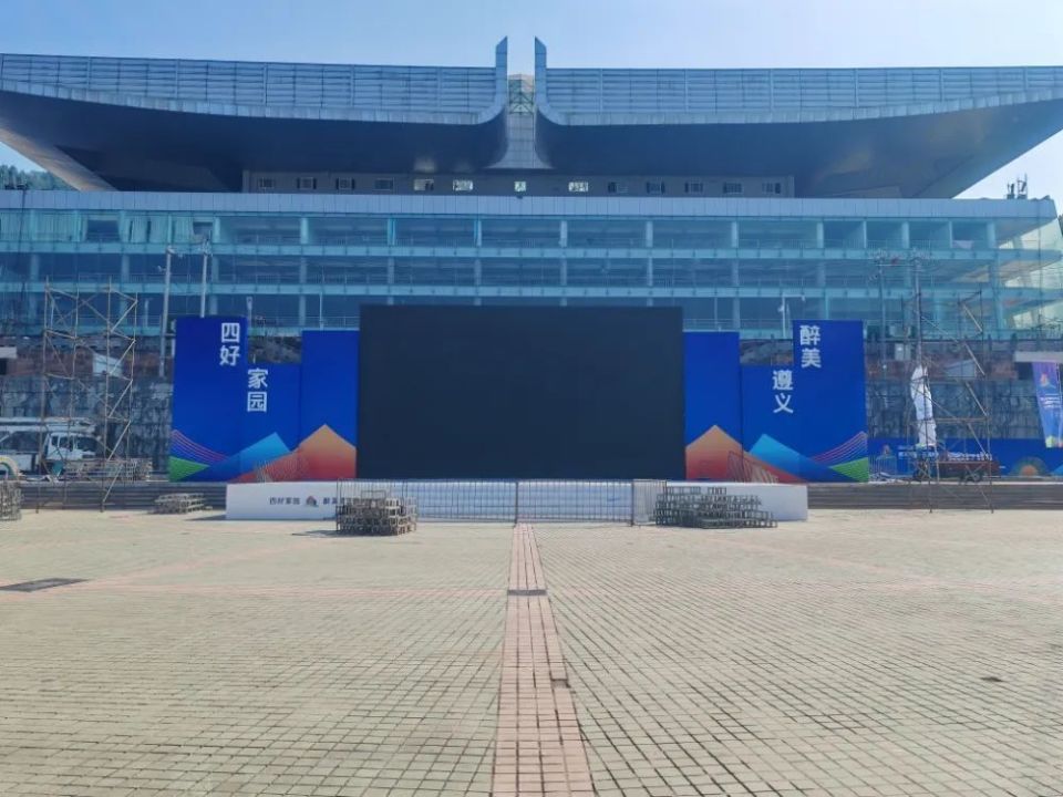 就在凤凰山文化广场