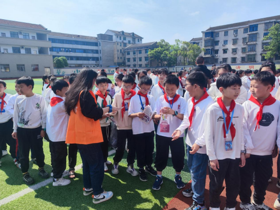 4月26日,由灰山港镇人民政府,县公安局交通警察大队联合主办"法润平安