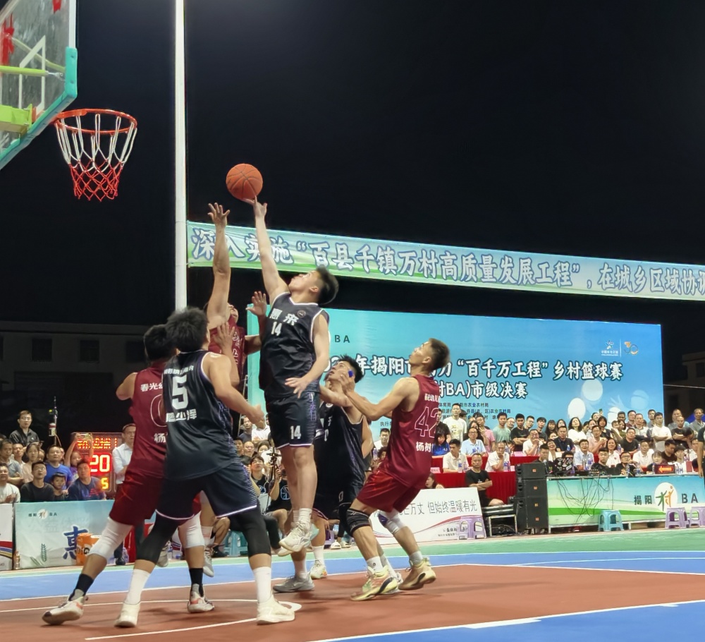 场上比分你追我赶,观众的心也被焦灼战况捏紧,不由纷纷为球员们加油