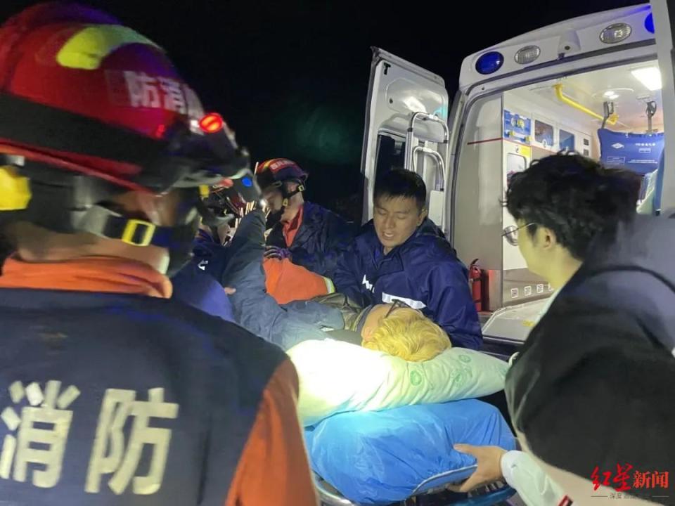 一驴友穿越四川甘孜未开发山脉受伤被困雅安消防跨区救援