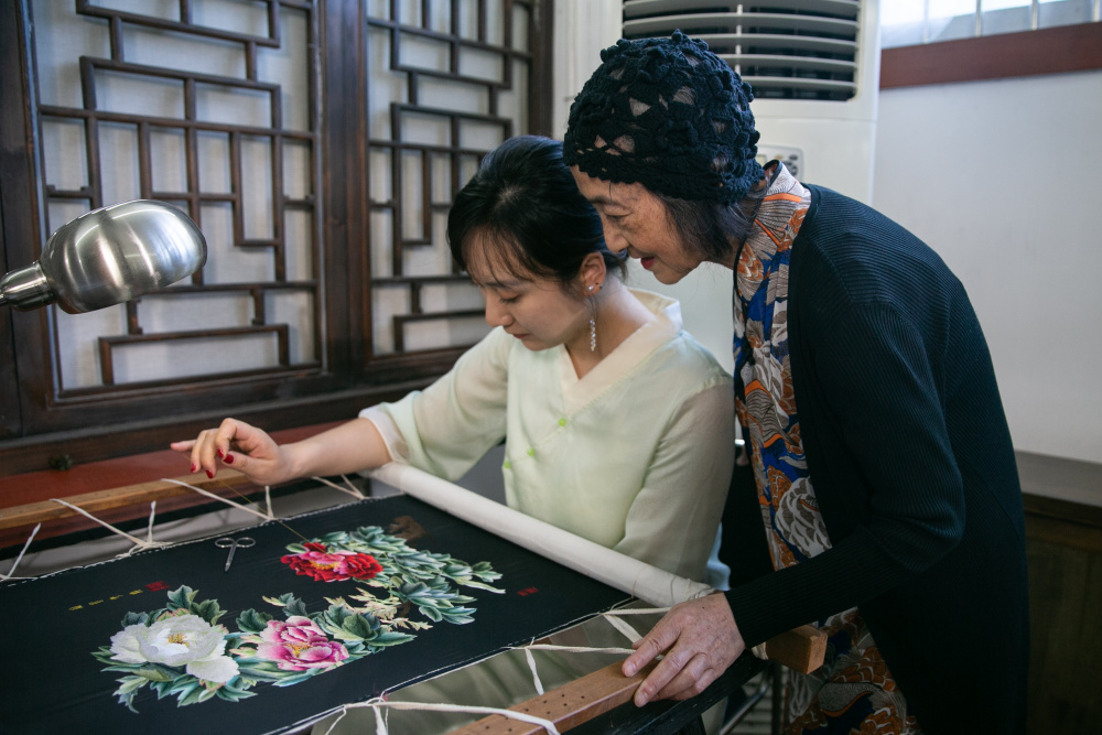 新华全媒针尖上的舞蹈千年技艺蜀绣的传承和新生
