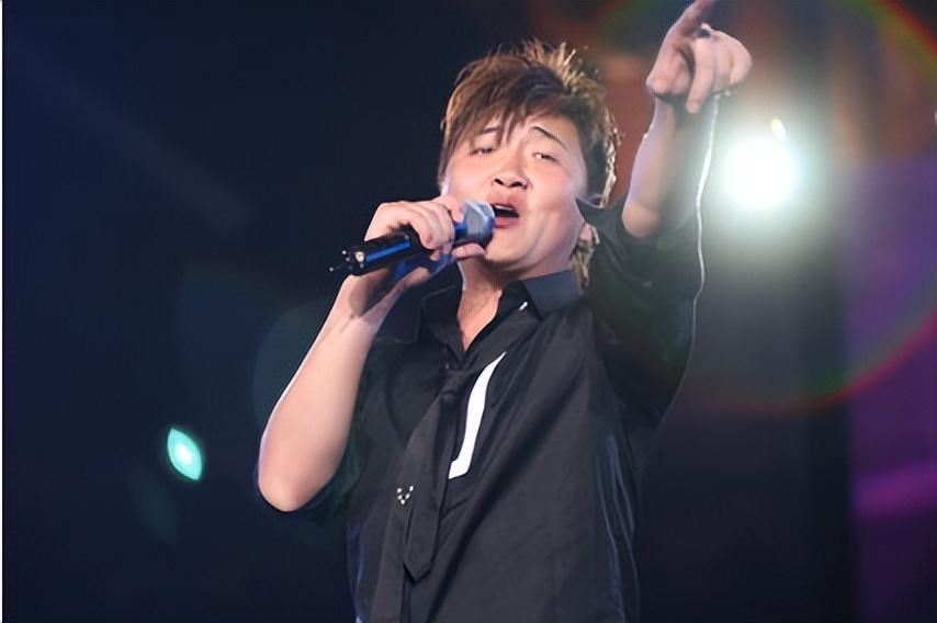 18岁那年,孙楠在一次大连的唱歌比赛中大放异彩,以绝对的优势夺得冠军