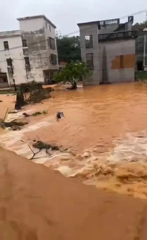 ▼5月17日,广西玉林北流市大伦镇遭遇水灾,不少村民的房屋和农田被淹