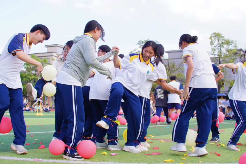 恩平市华侨中学组织开展2025届高三趣味减压活动,全体高三师生在三项