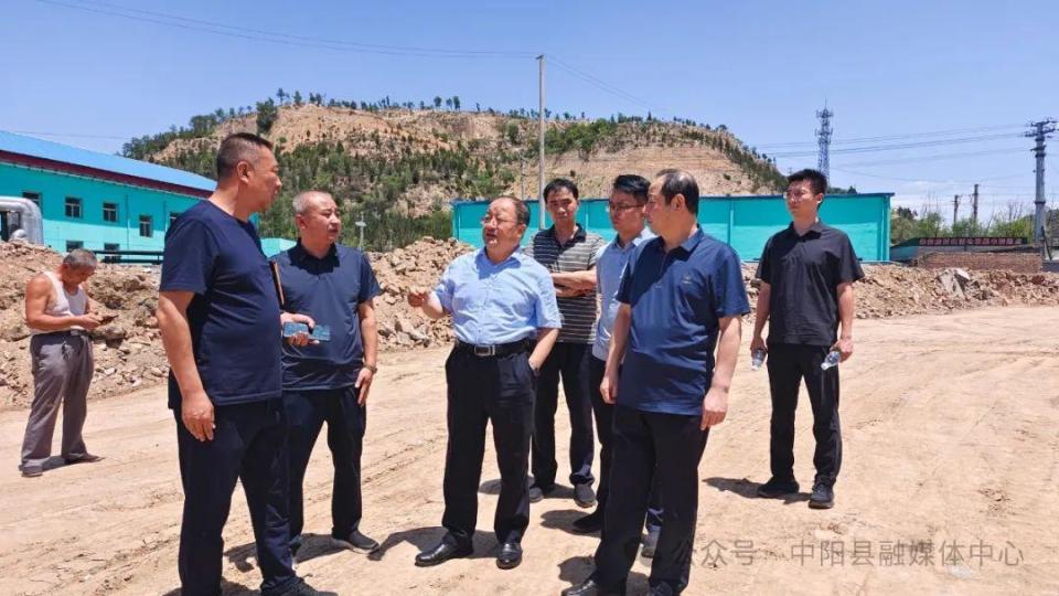 中阳县人大常委会主任刘海生在包联点金罗镇调研