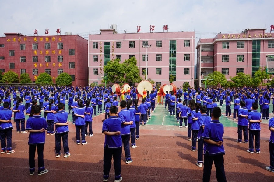 岑巩县第三中学摆手舞图片