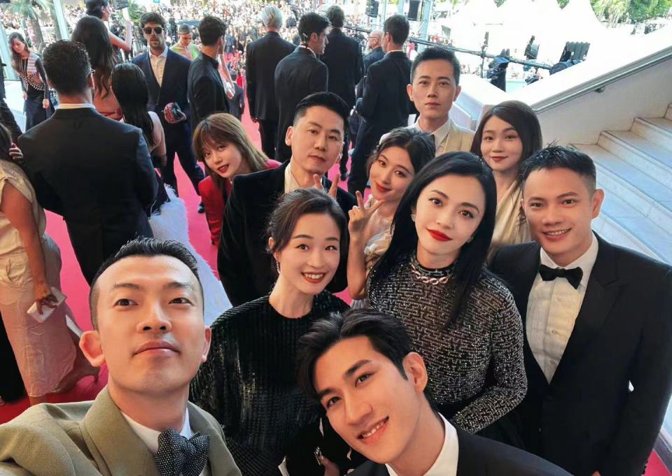 宋仲基帅气走红毯,粉丝众多依然很受欢迎,姚晨李治廷也亮相红毯