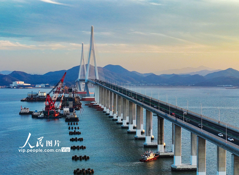 浙江宁波象山港跨海大桥建设忙