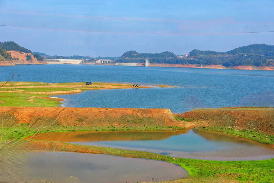 我从宿舍拿了本《官庄水库志》,靠在废弃的游船翻阅.