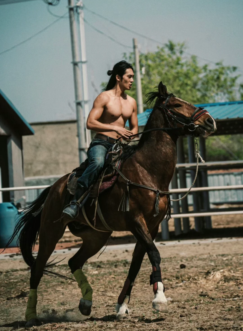 27岁“内娱新老公”爆火：金城武的脸，吴磊的身材，太绝了！-腾讯新闻