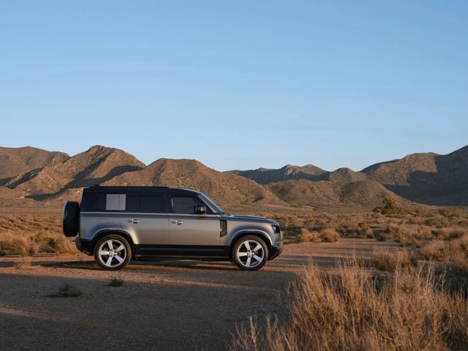 "越野方盒子本尊",新款路虎卫士发布,增加新动力新配置