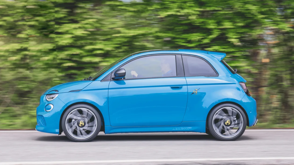 即将受到来自中国保定的冲击2023款阿巴斯菲亚特500e实拍图发布