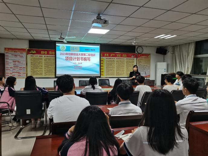 "安溪陈利职业中专学校校长徐清渊