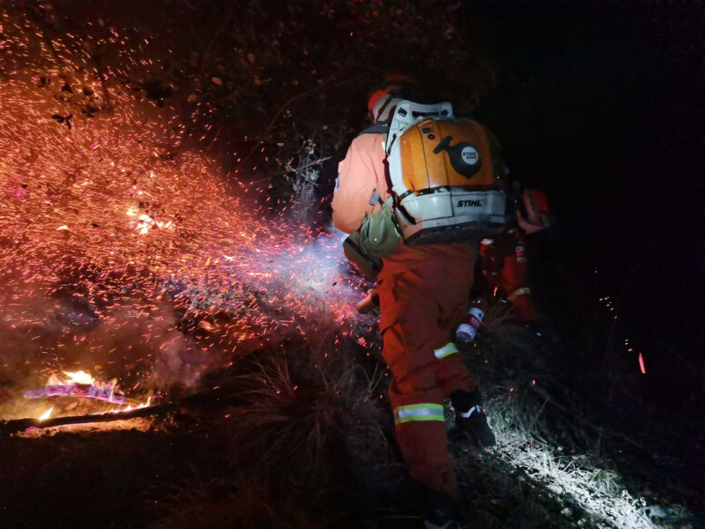 图集四川雅江森林火灾仍有明火新增消防力量持续救援