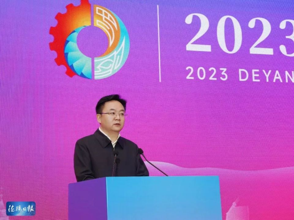 刘光强代表市委,市政府向莅临会议的各位嘉宾,企业家表示欢迎,向长期